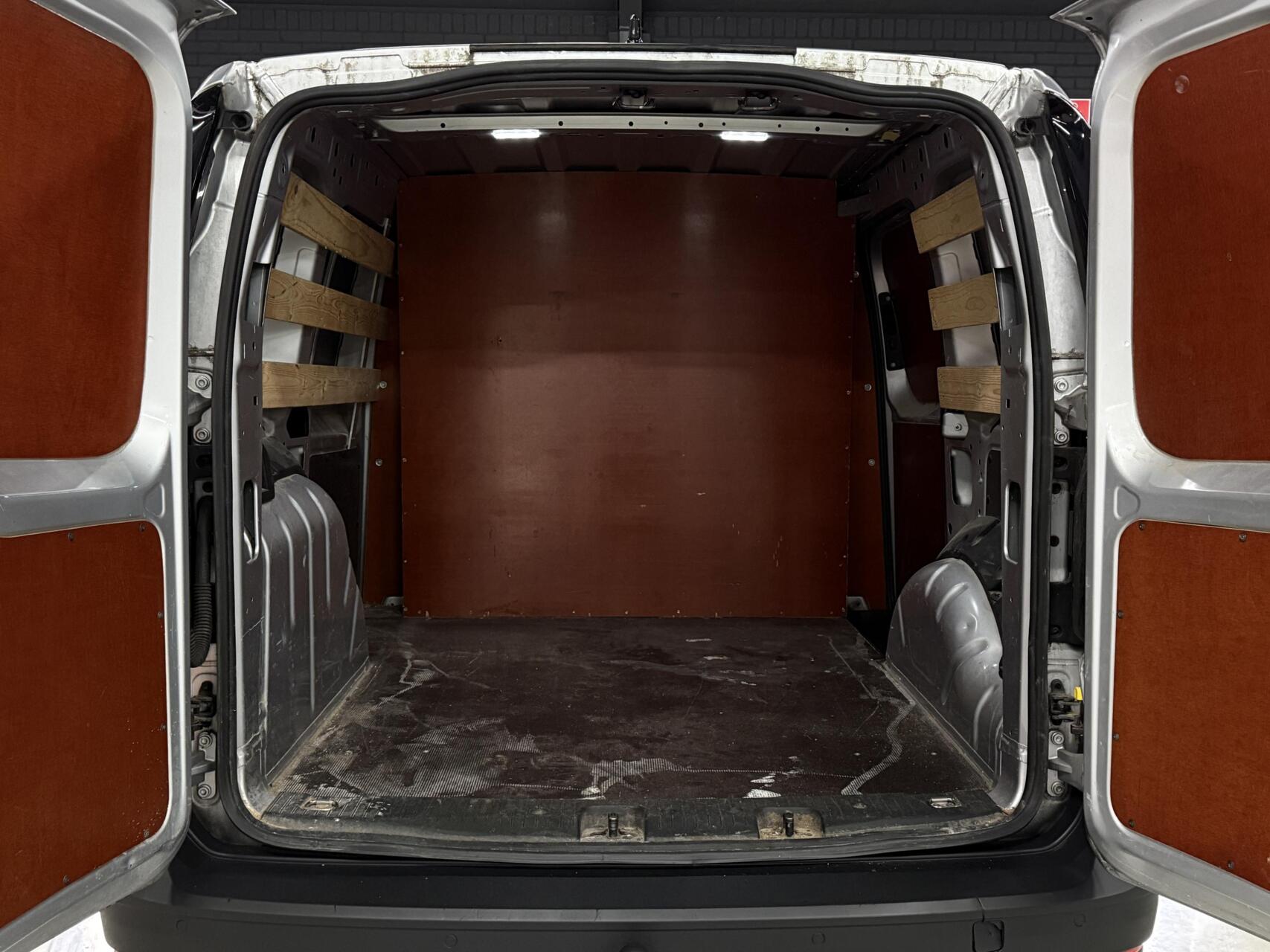 Foto van Volkswagen Caddy Modified Partition Wall