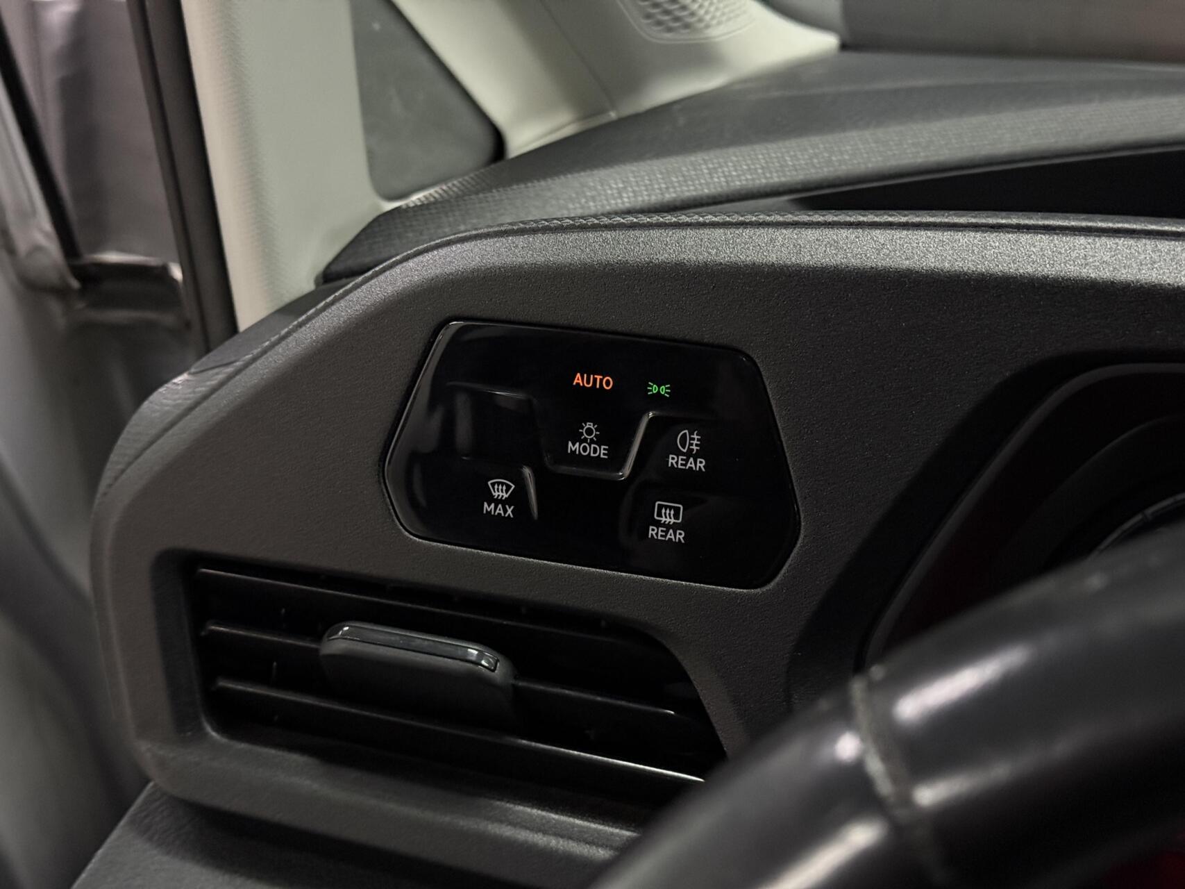 Foto van Volkswagen Caddy Modified Partition Wall