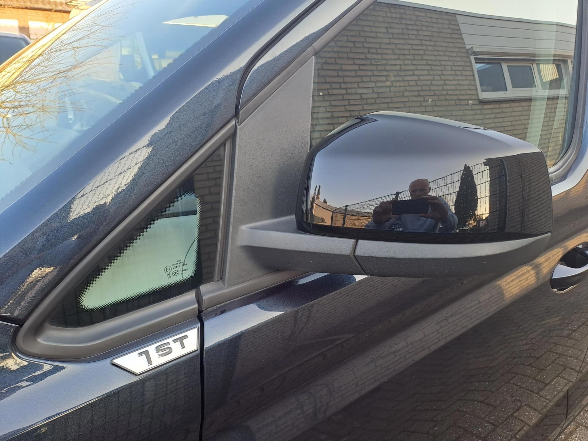 Foto van Volkswagen Caddy Modified Partition Wall