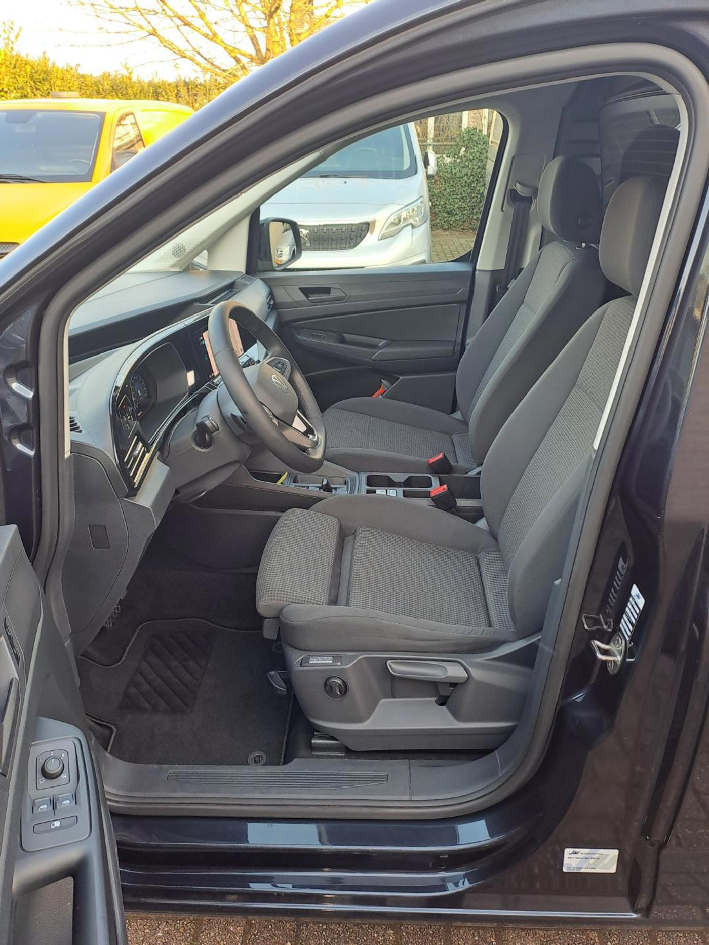 Foto van Volkswagen Caddy Modified Partition Wall