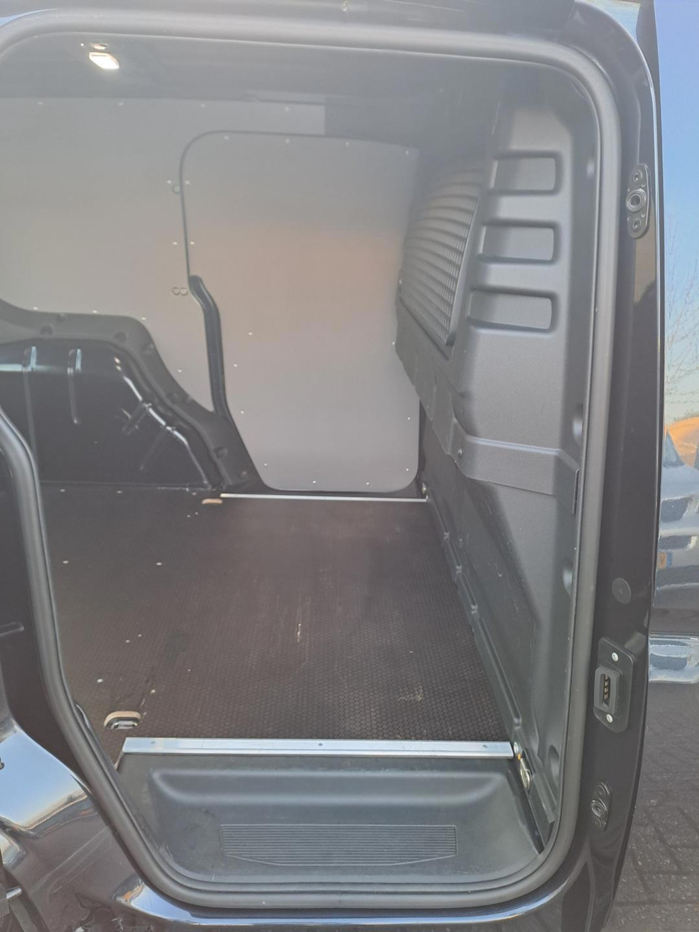 Foto van Volkswagen Caddy Modified Partition Wall