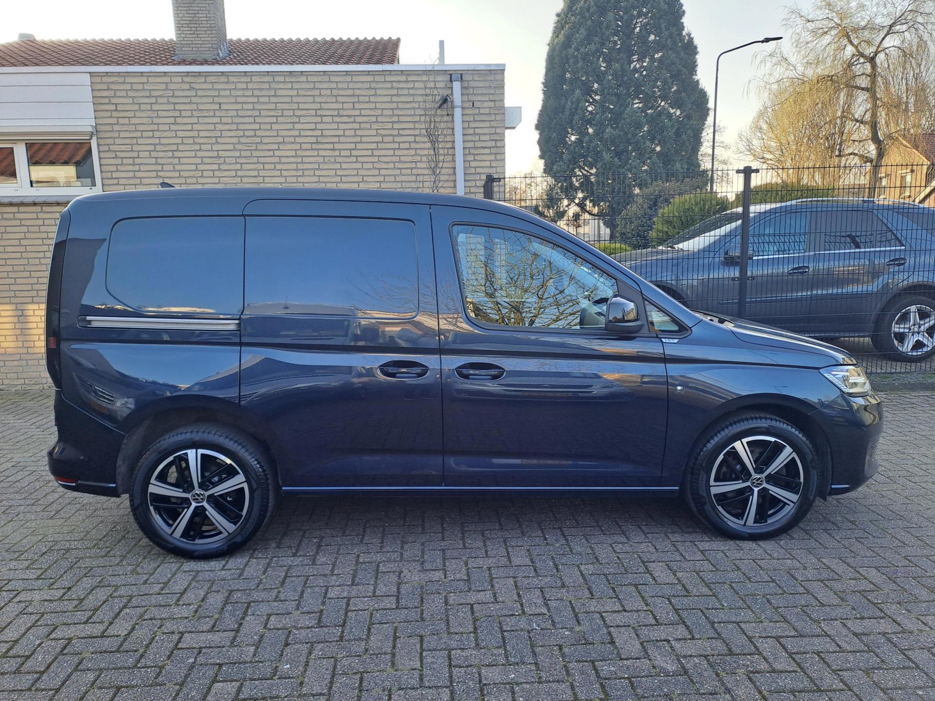 Foto van Volkswagen Caddy Modified Partition Wall