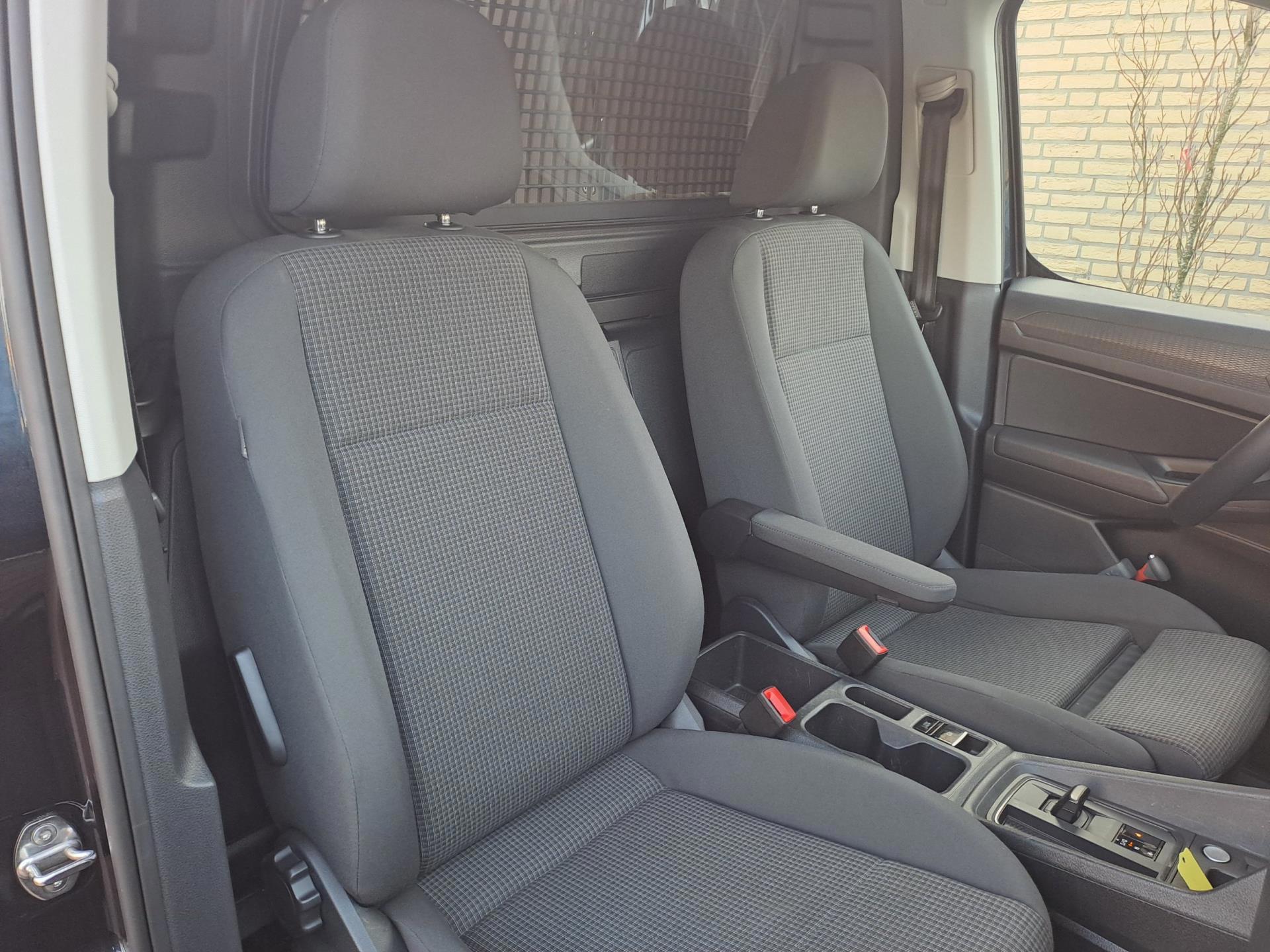 Foto van Volkswagen Caddy Modified Partition Wall