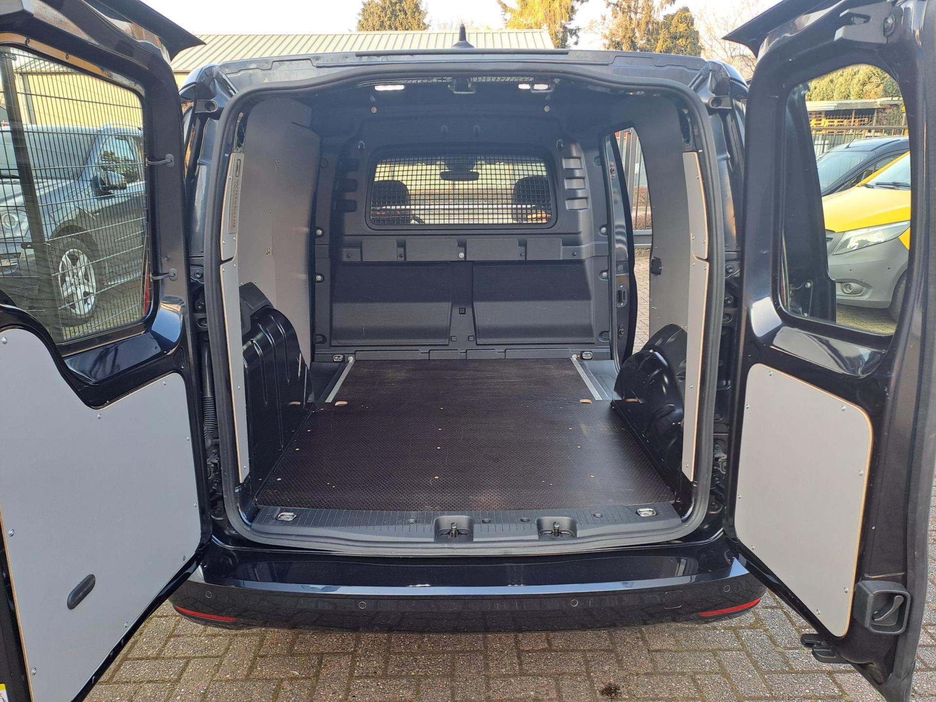 Foto van Volkswagen Caddy Modified Partition Wall