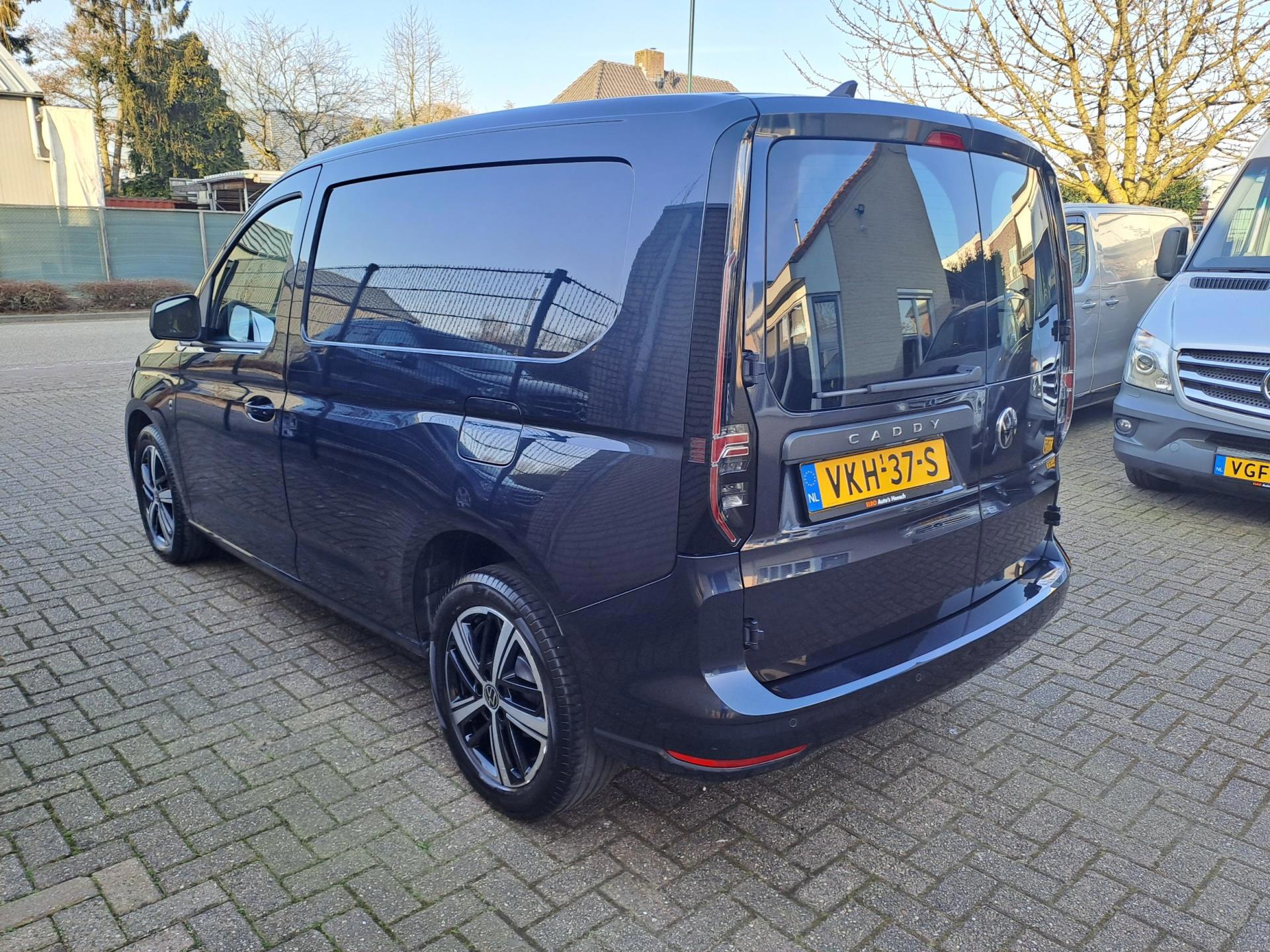 Foto van Volkswagen Caddy Modified Partition Wall
