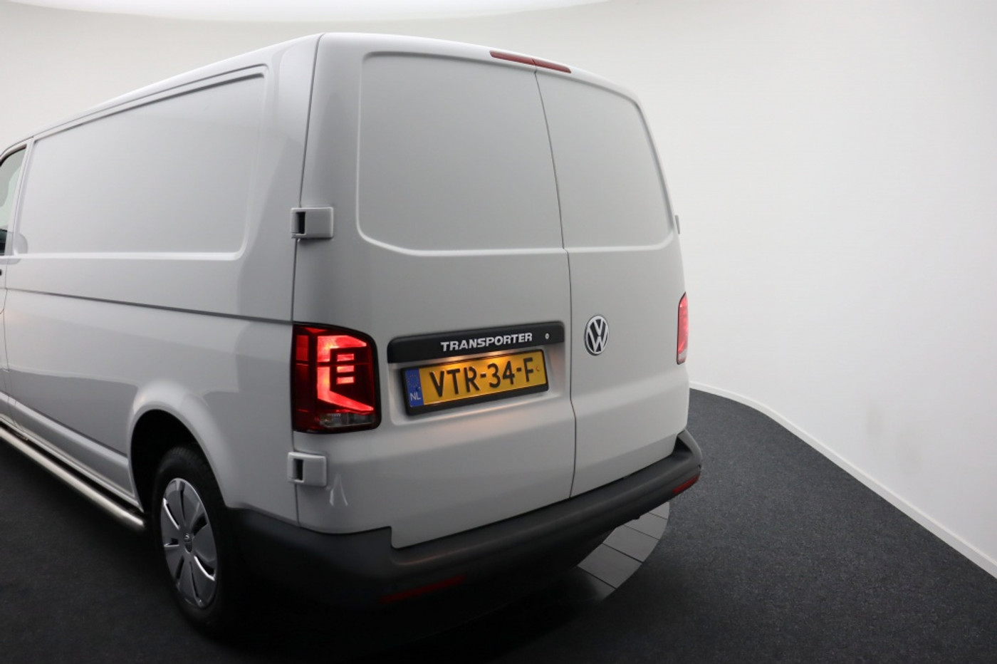 Foto van Volkswagen Caddy Modified Partition Wall