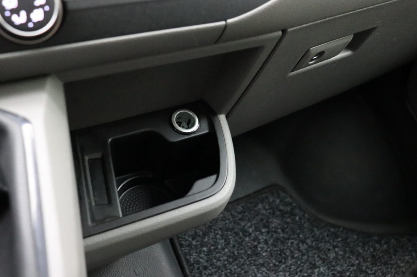 Foto van Volkswagen Caddy Modified Partition Wall