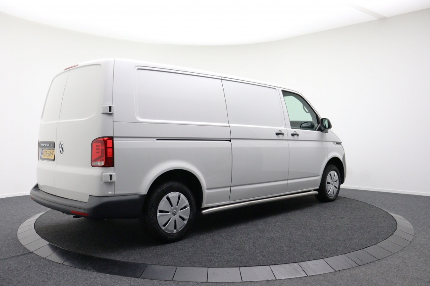Foto van Volkswagen Caddy Modified Partition Wall
