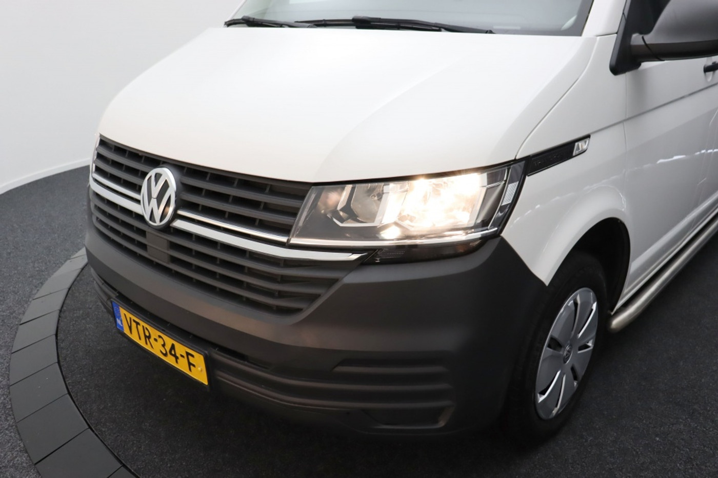 Foto van Volkswagen Caddy Modified Partition Wall