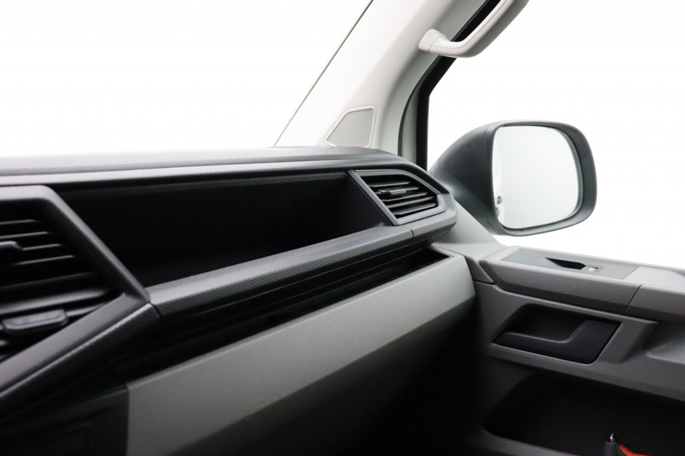 Foto van Volkswagen Caddy Modified Partition Wall