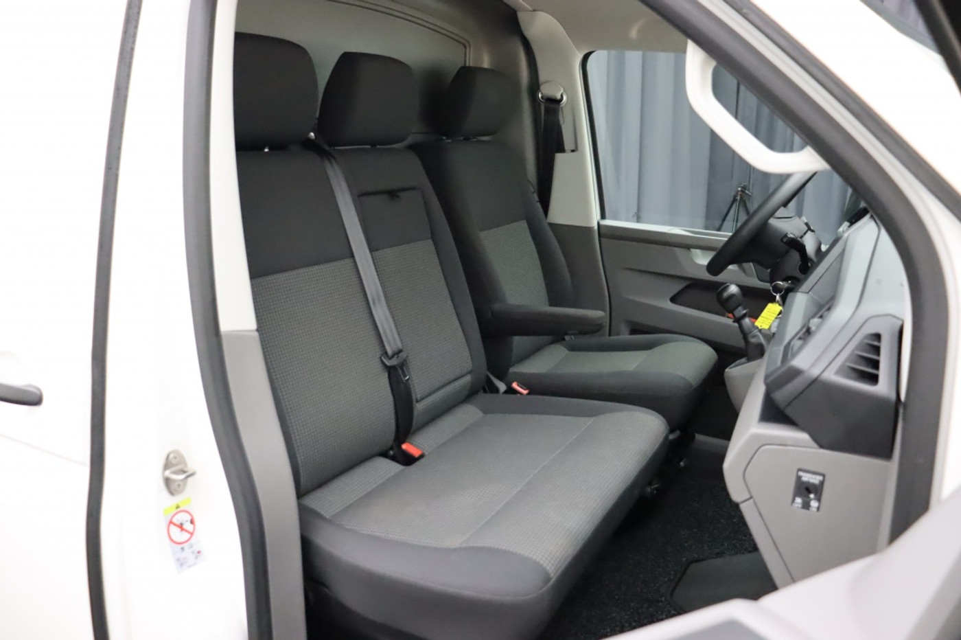 Foto van Volkswagen Caddy Modified Partition Wall