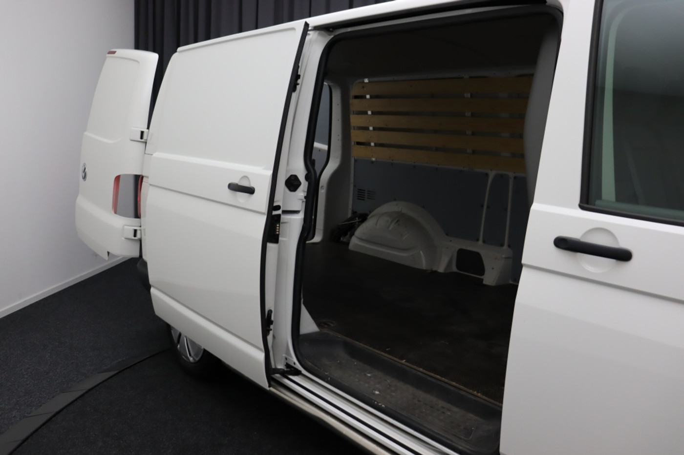 Foto van Volkswagen Caddy Modified Partition Wall