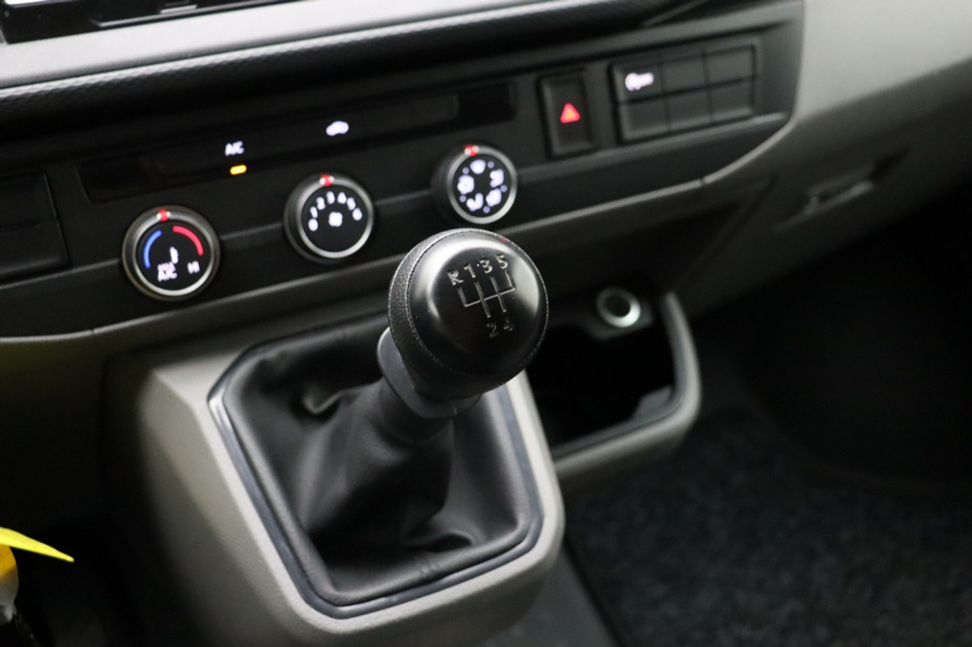 Foto van Volkswagen Caddy Modified Partition Wall