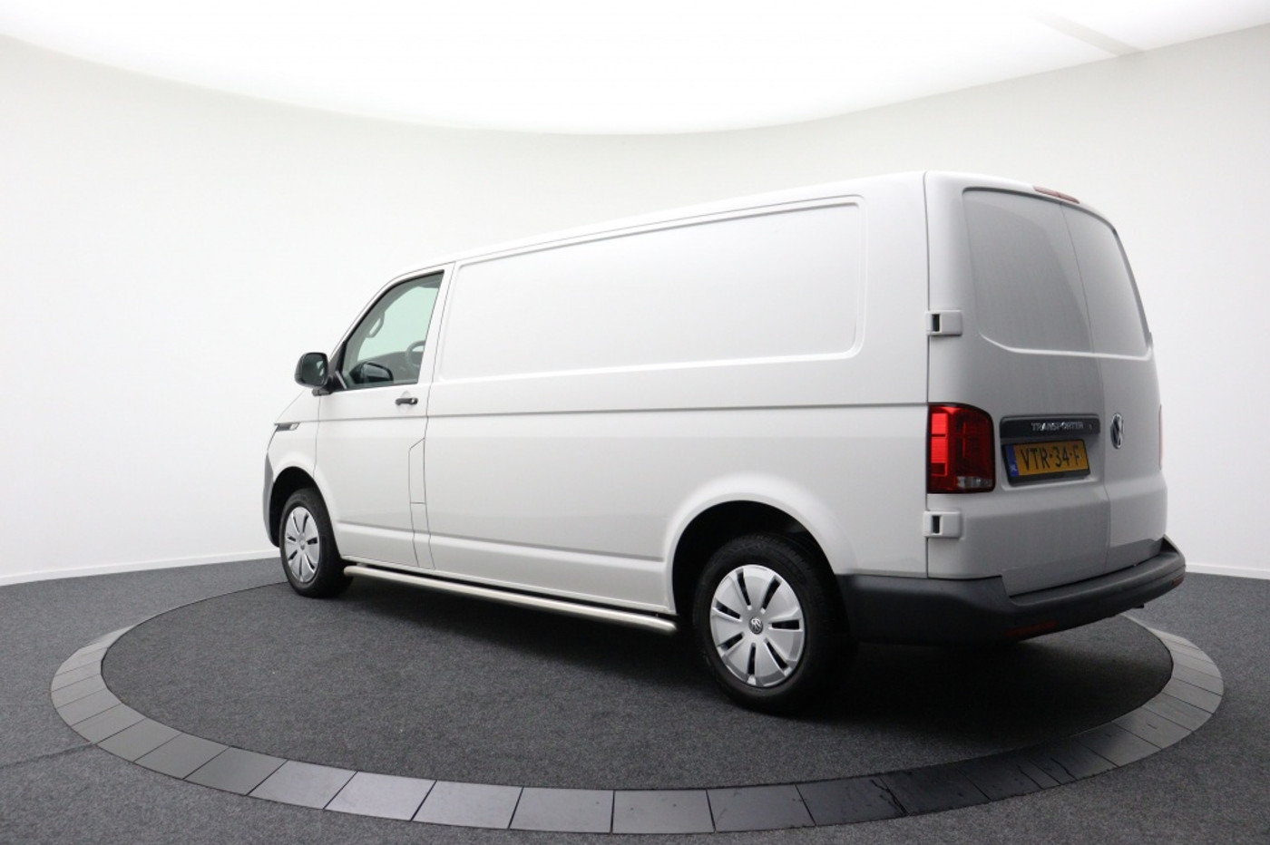 Foto van Volkswagen Caddy Modified Partition Wall