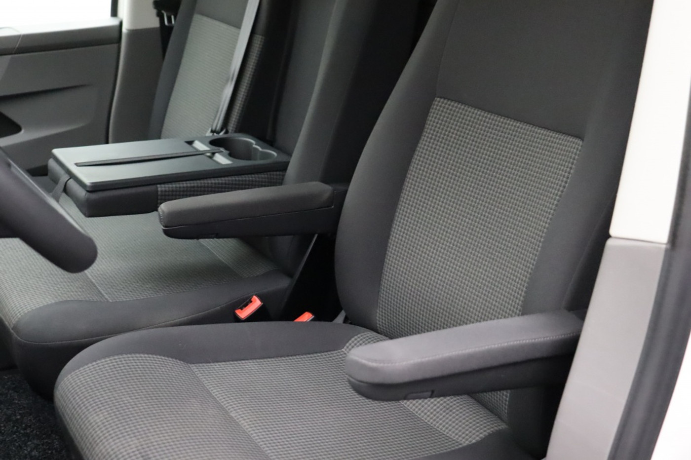 Foto van Volkswagen Caddy Modified Partition Wall