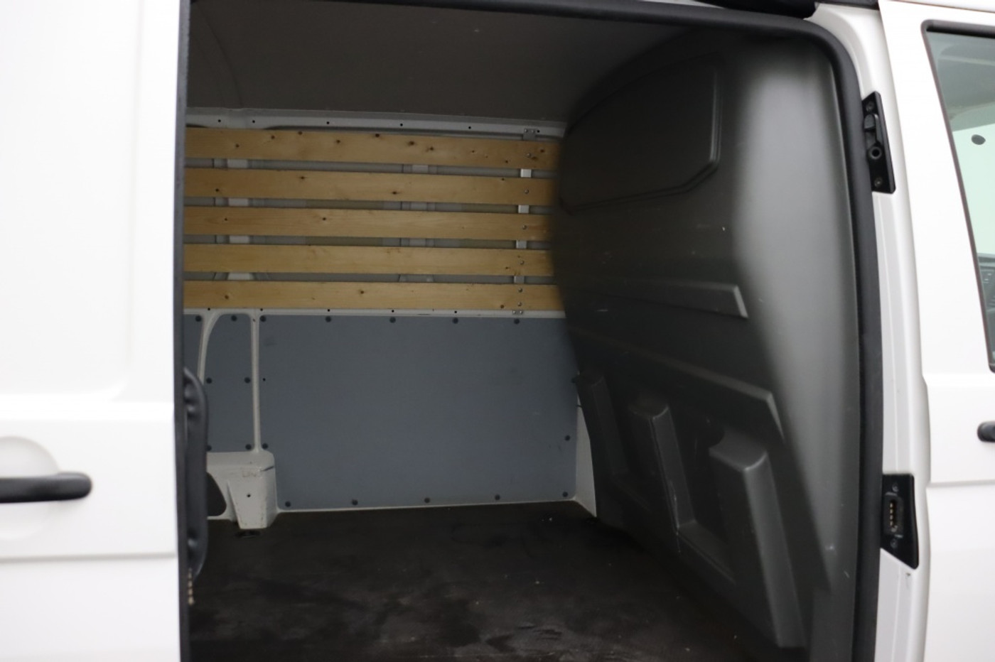 Foto van Volkswagen Caddy Modified Partition Wall