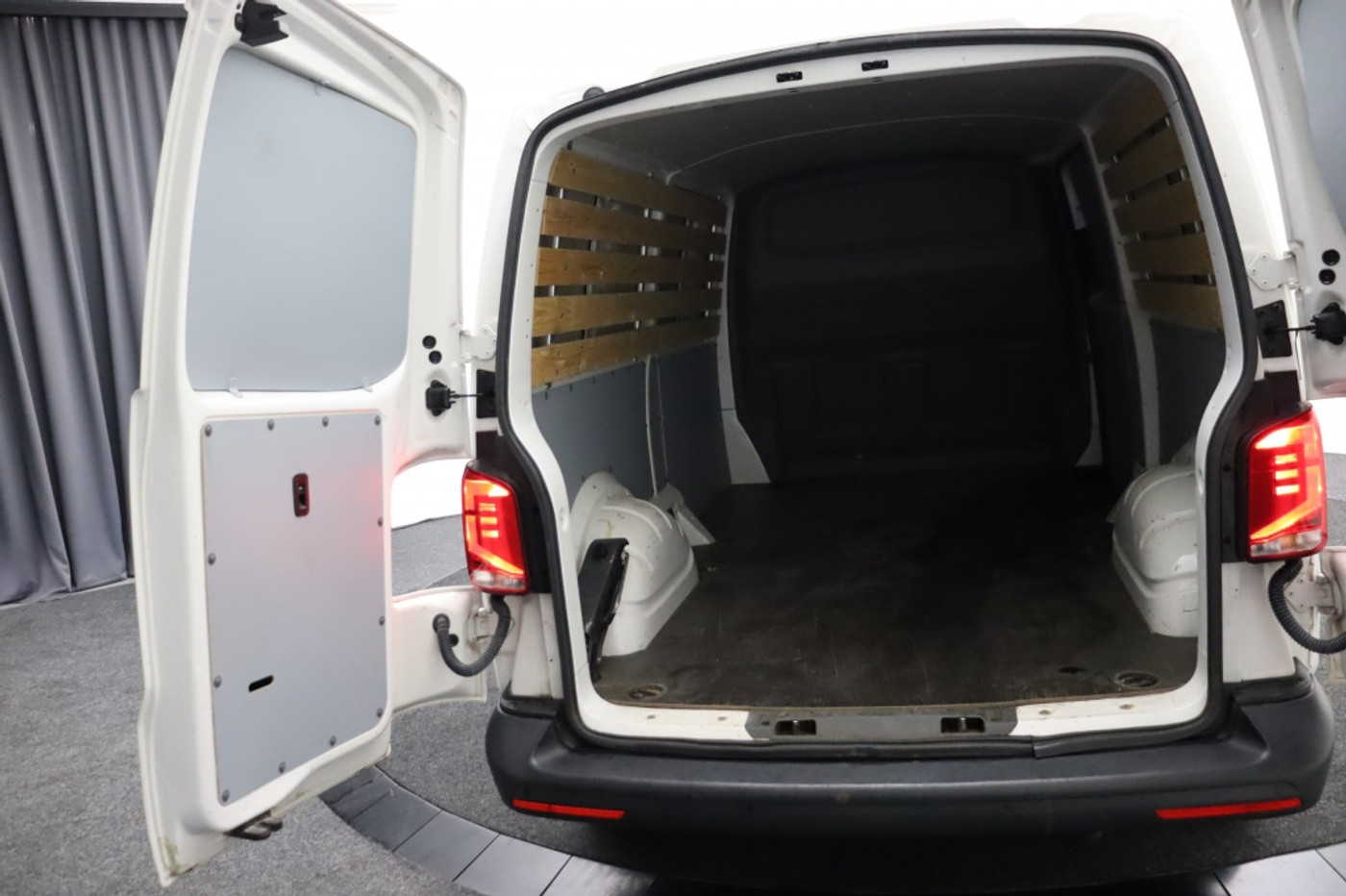 Foto van Volkswagen Caddy Modified Partition Wall