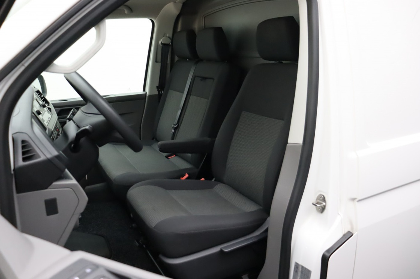 Foto van Volkswagen Caddy Modified Partition Wall