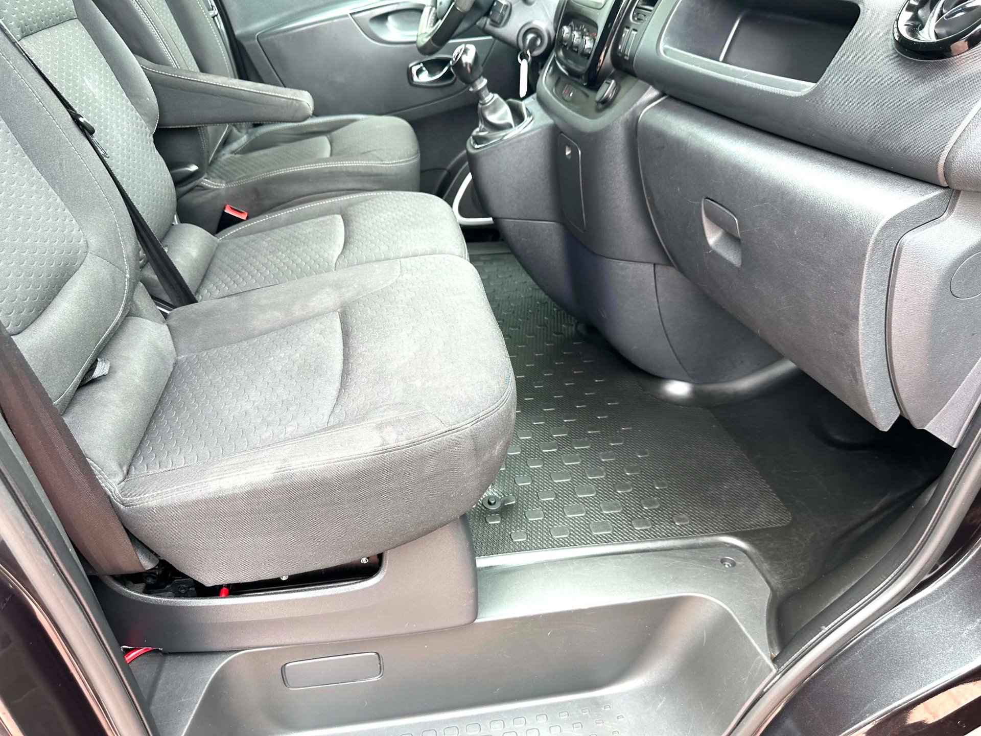 Foto van Opel Vivaro-b