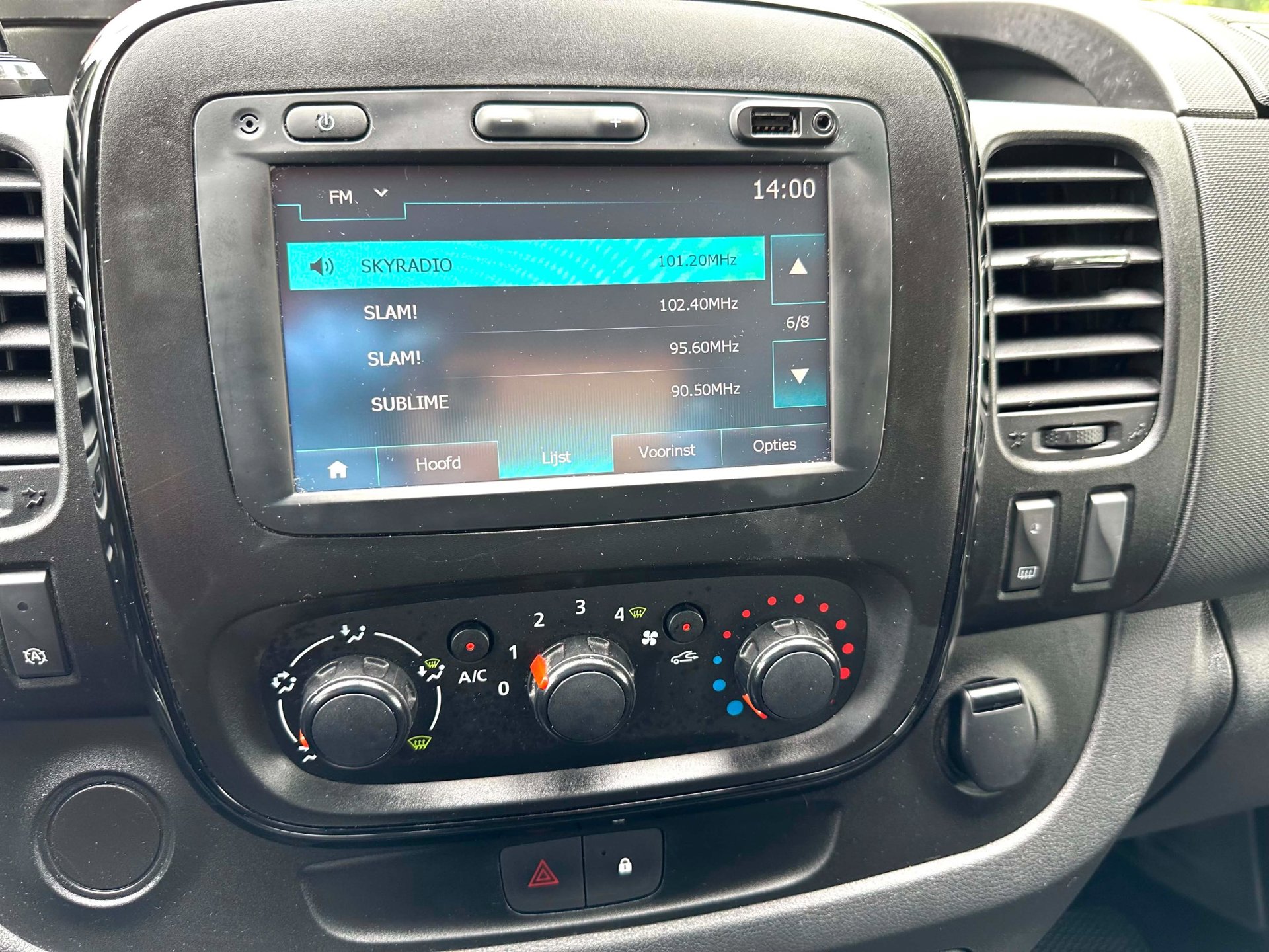 Foto van Opel Vivaro-b