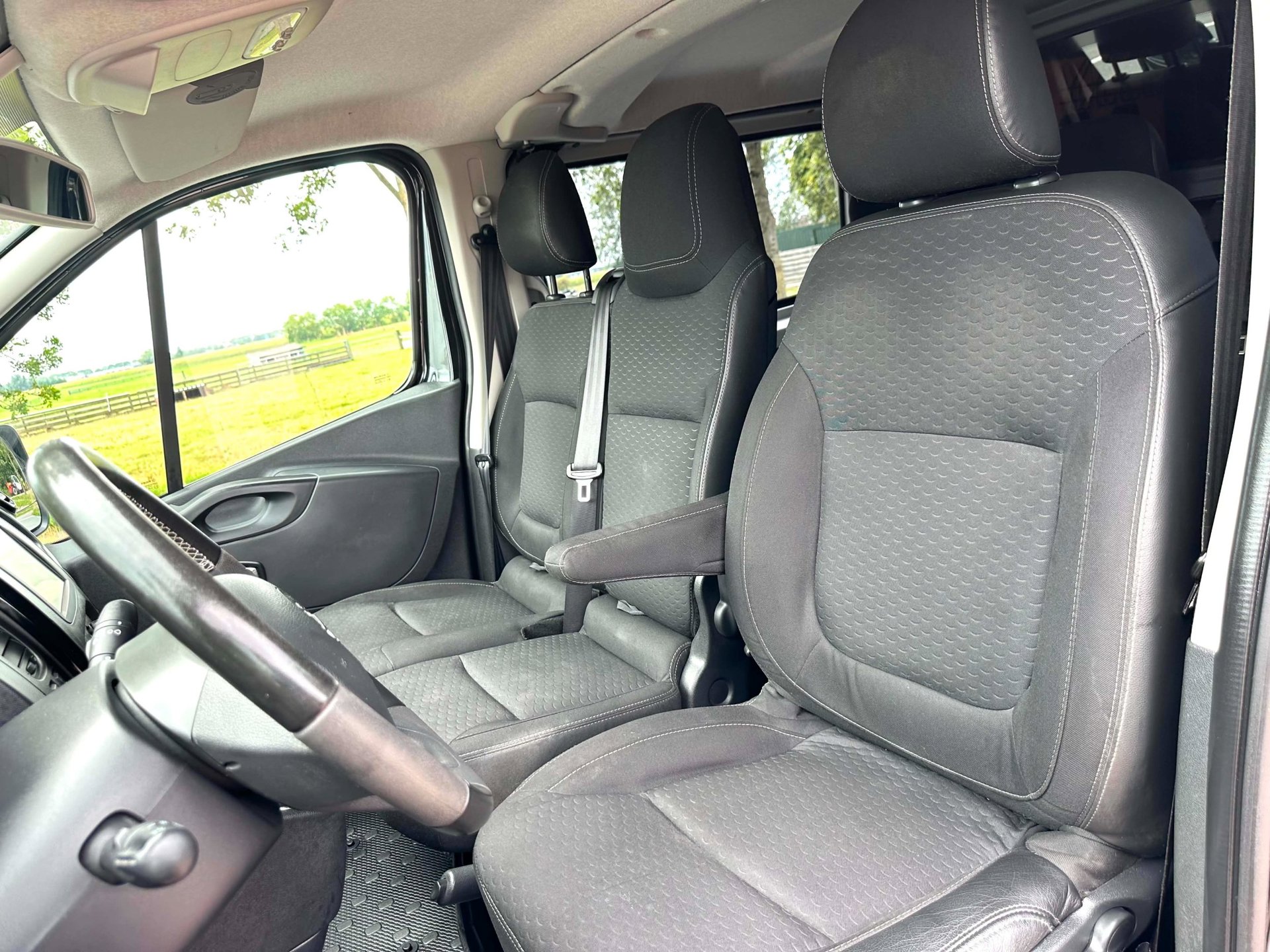 Foto van Opel Vivaro-b