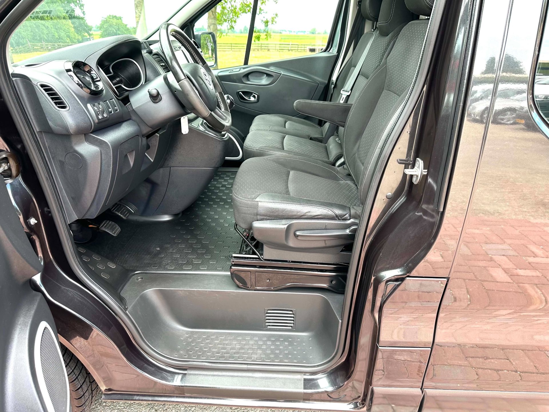Foto van Opel Vivaro-b