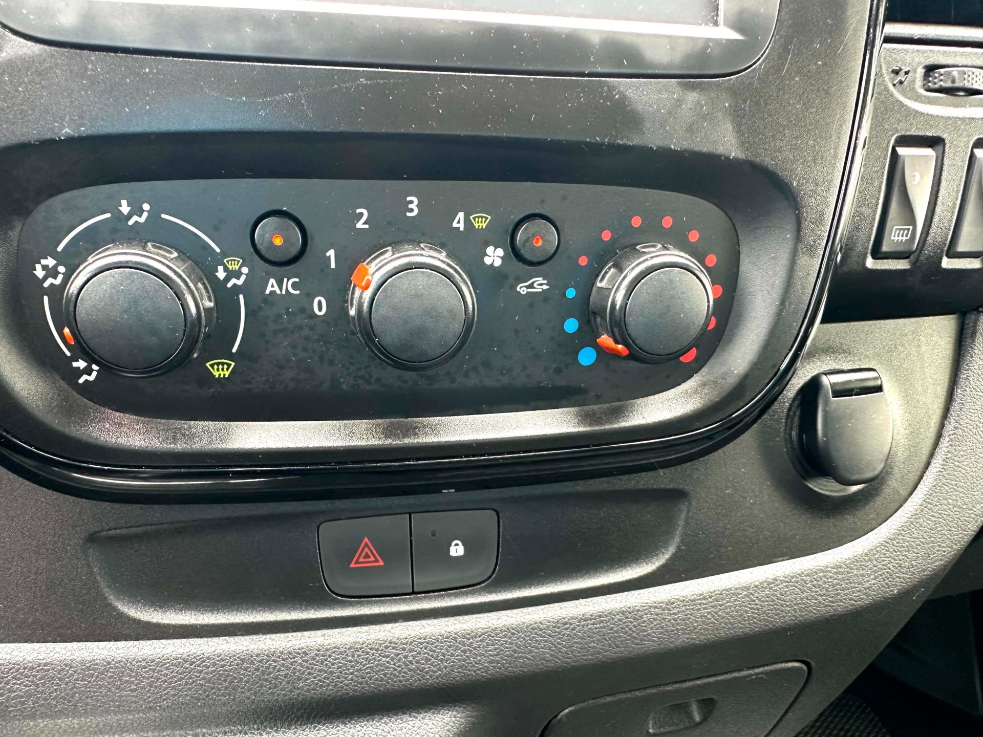 Foto van Opel Vivaro-b
