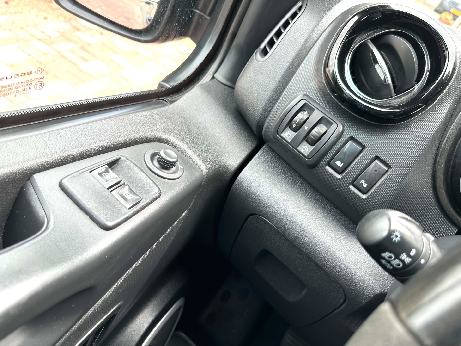 Foto van Opel Vivaro-b
