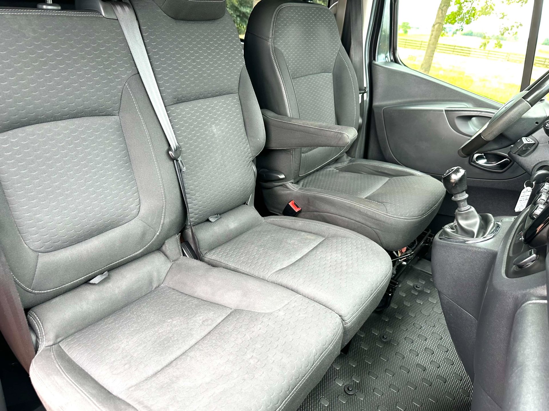 Foto van Opel Vivaro-b