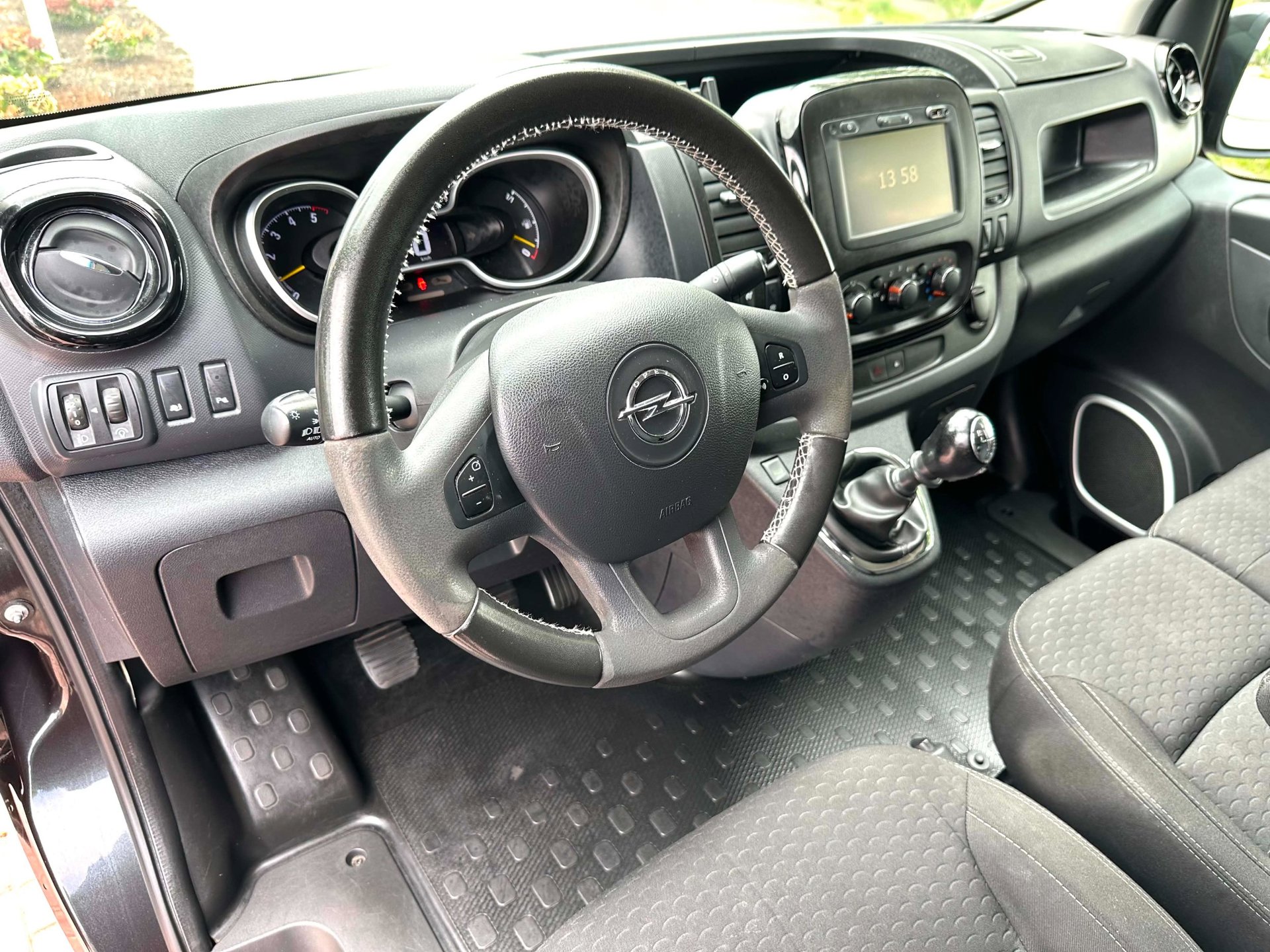Foto van Opel Vivaro-b
