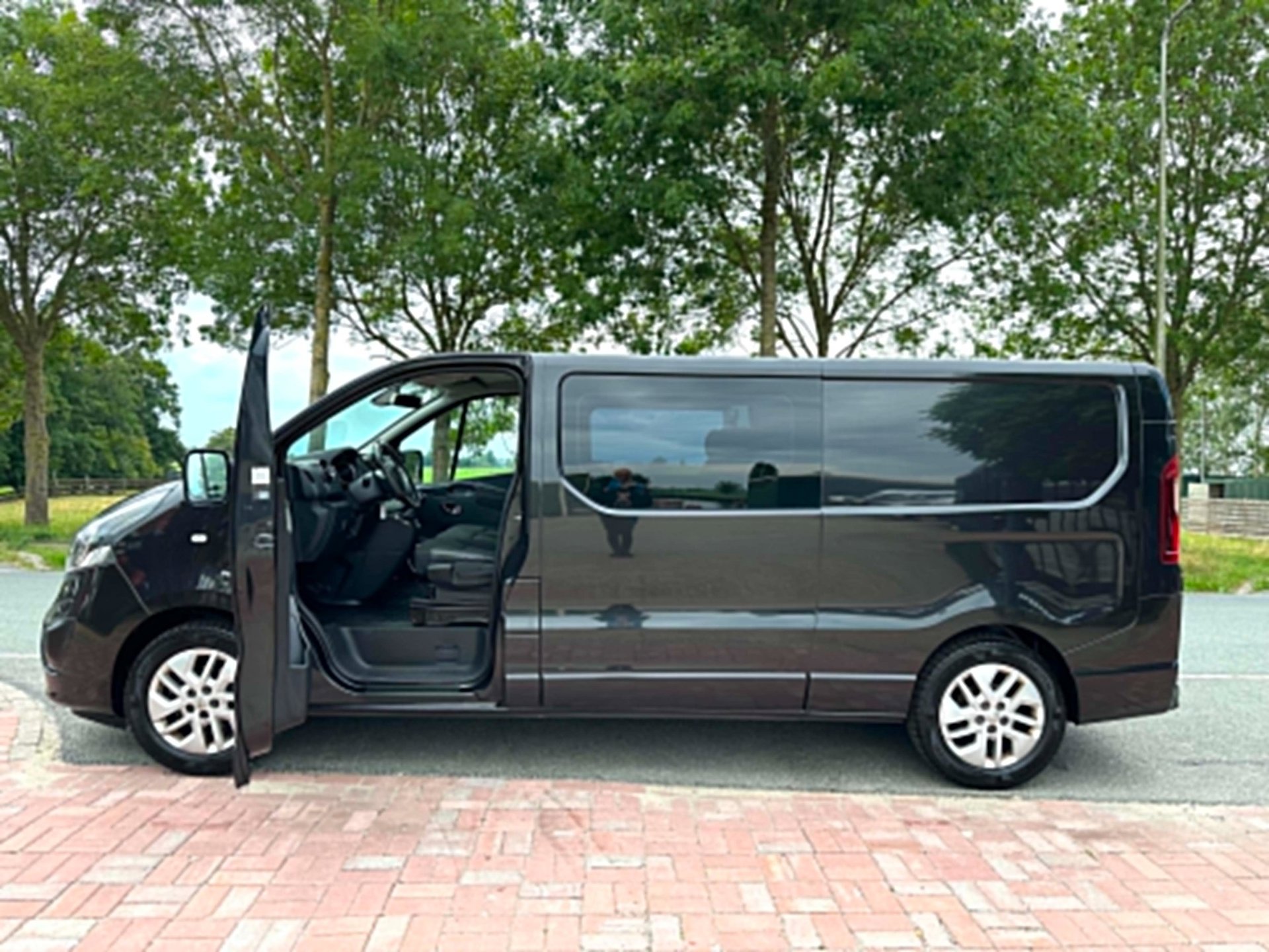 Foto van Opel Vivaro-b
