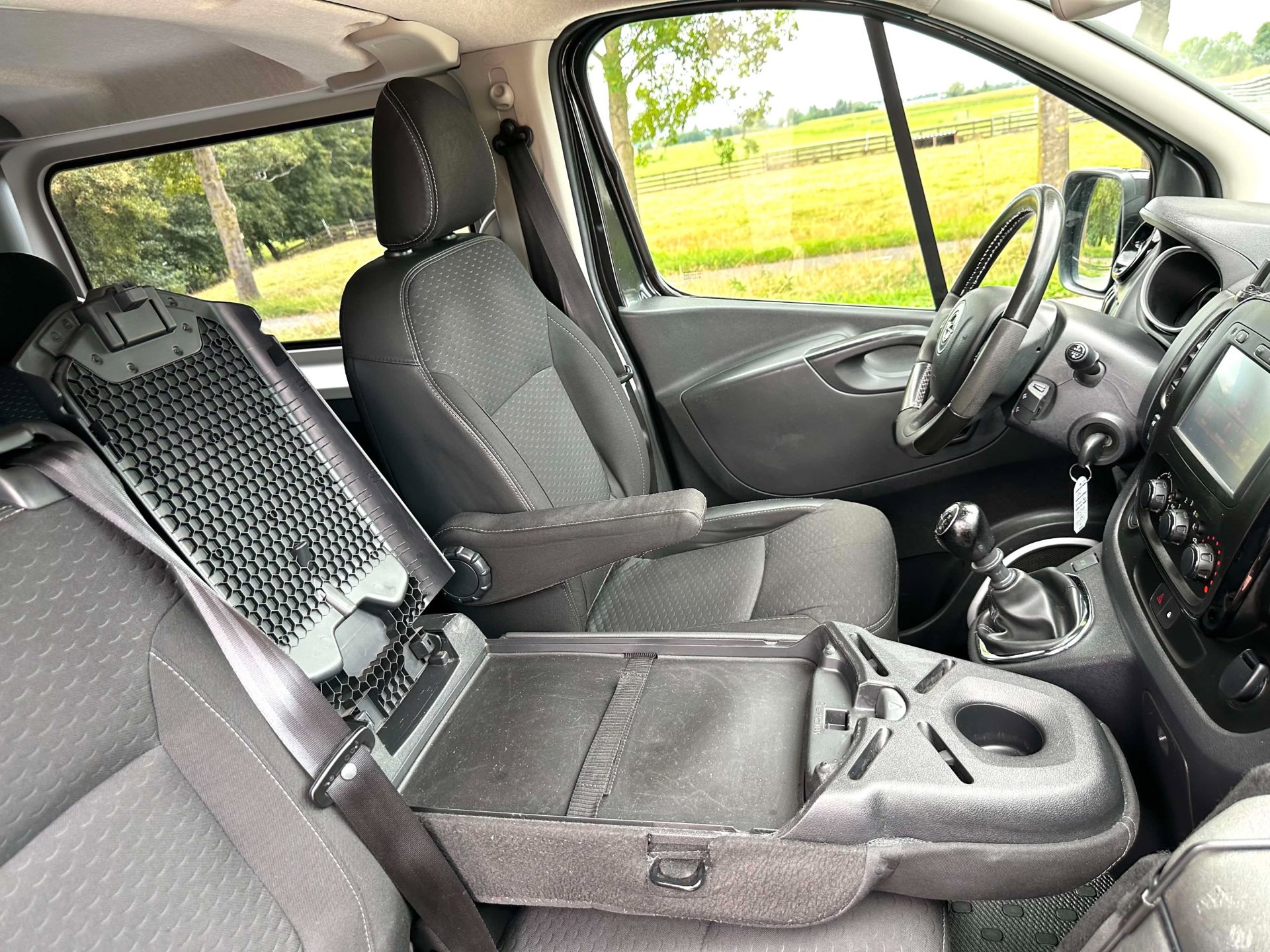 Foto van Opel Vivaro-b