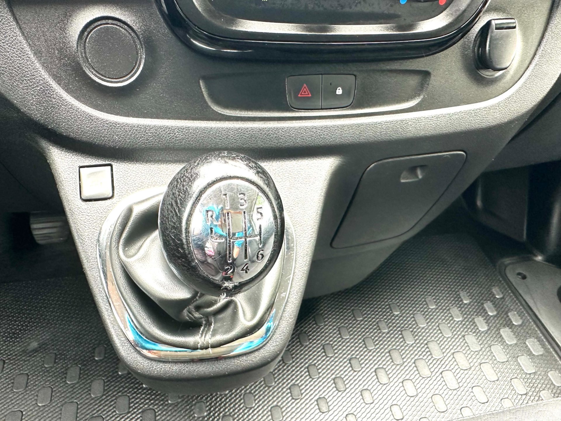 Foto van Opel Vivaro-b