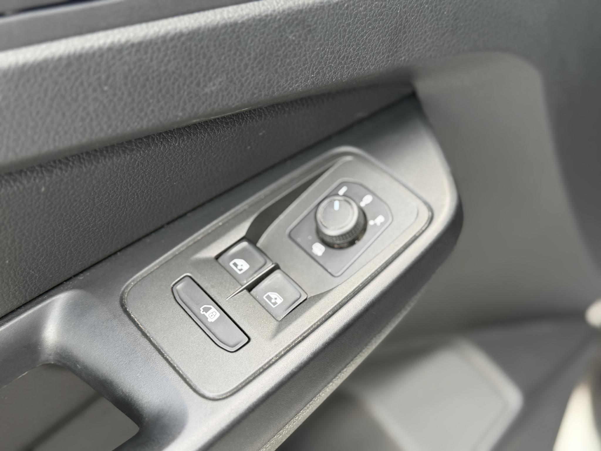 Foto van Volkswagen Caddy Modified Partition Wall