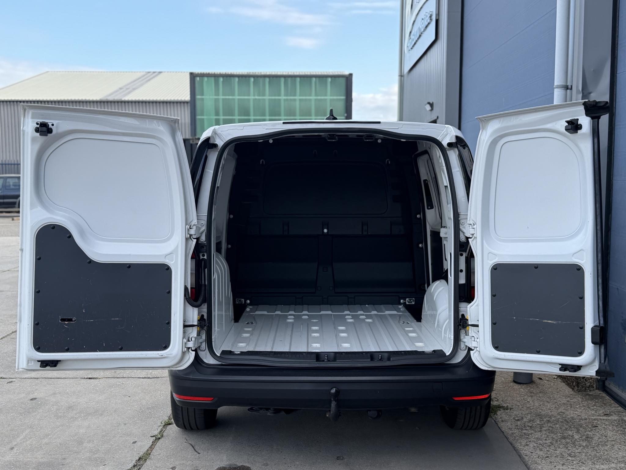 Foto van Volkswagen Caddy Modified Partition Wall