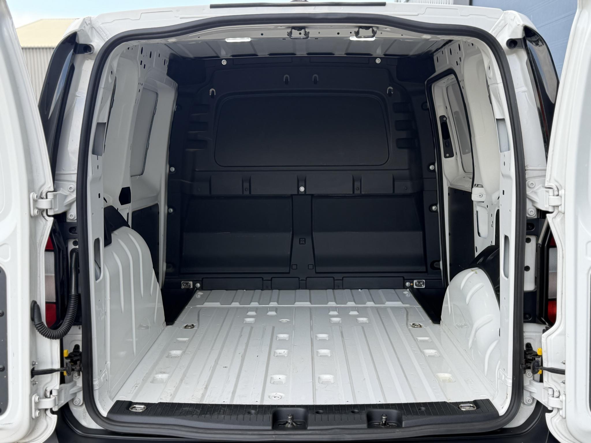 Foto van Volkswagen Caddy Modified Partition Wall
