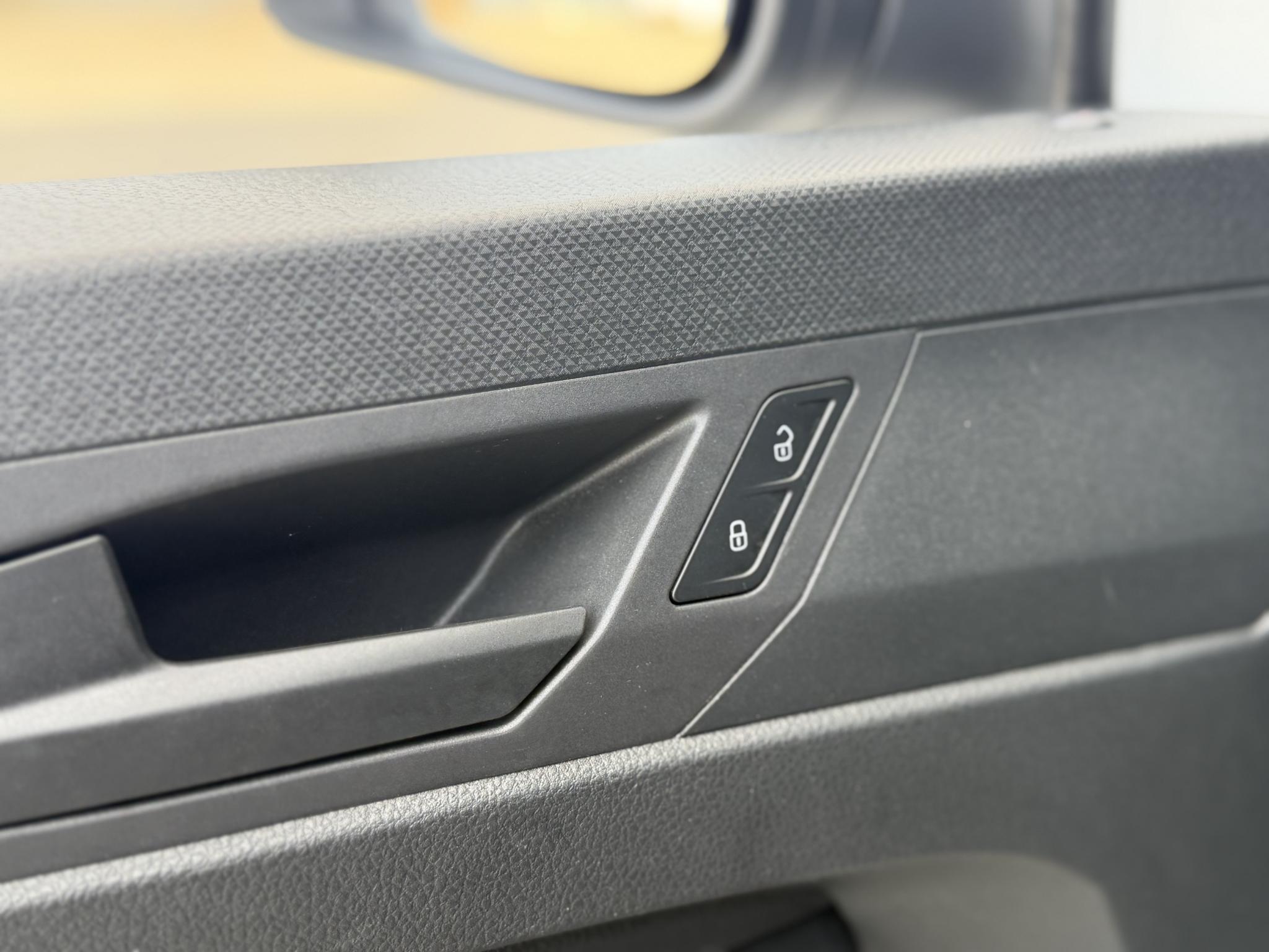 Foto van Volkswagen Caddy Modified Partition Wall