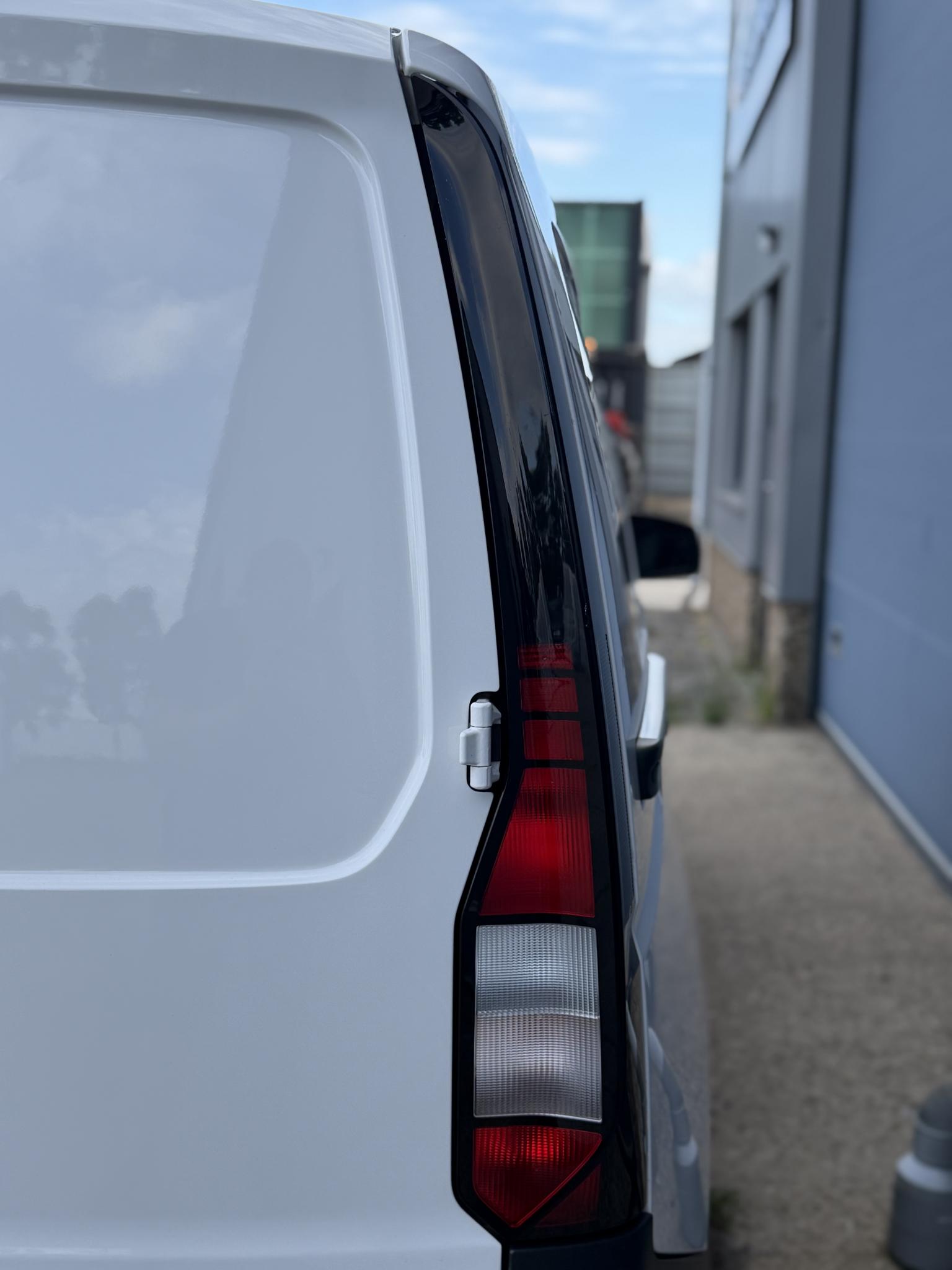 Foto van Volkswagen Caddy Modified Partition Wall