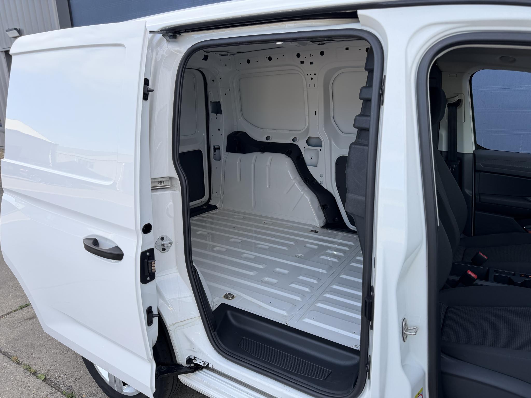 Foto van Volkswagen Caddy Modified Partition Wall