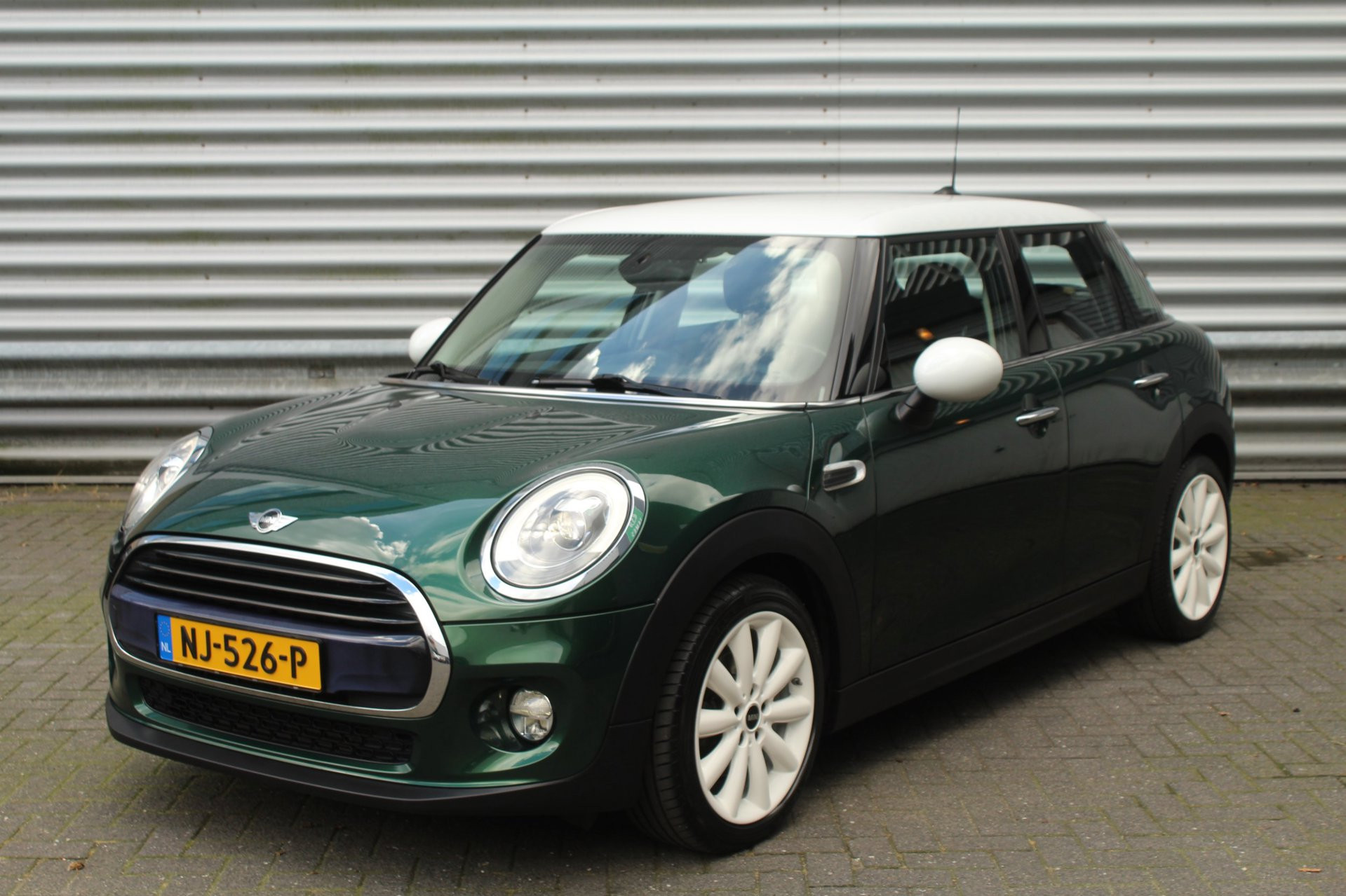 Mini Cooper 1.5 136pk Chili Business AUTOMAAT NL Auto NAP 2017 - voorkant