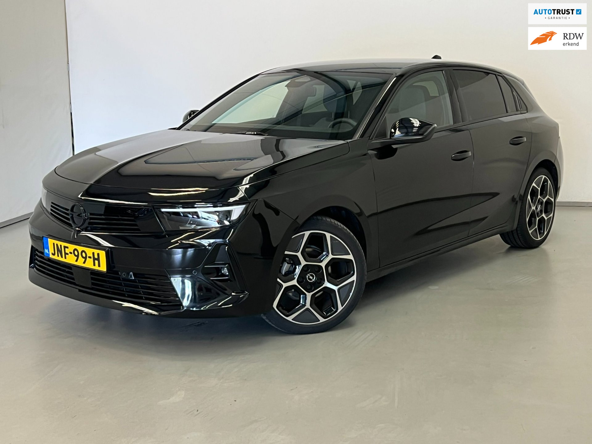 Opel Astra 1.2 Turbo Sport Night Edition / CarPlay / 18" LM 2025 - voorkant