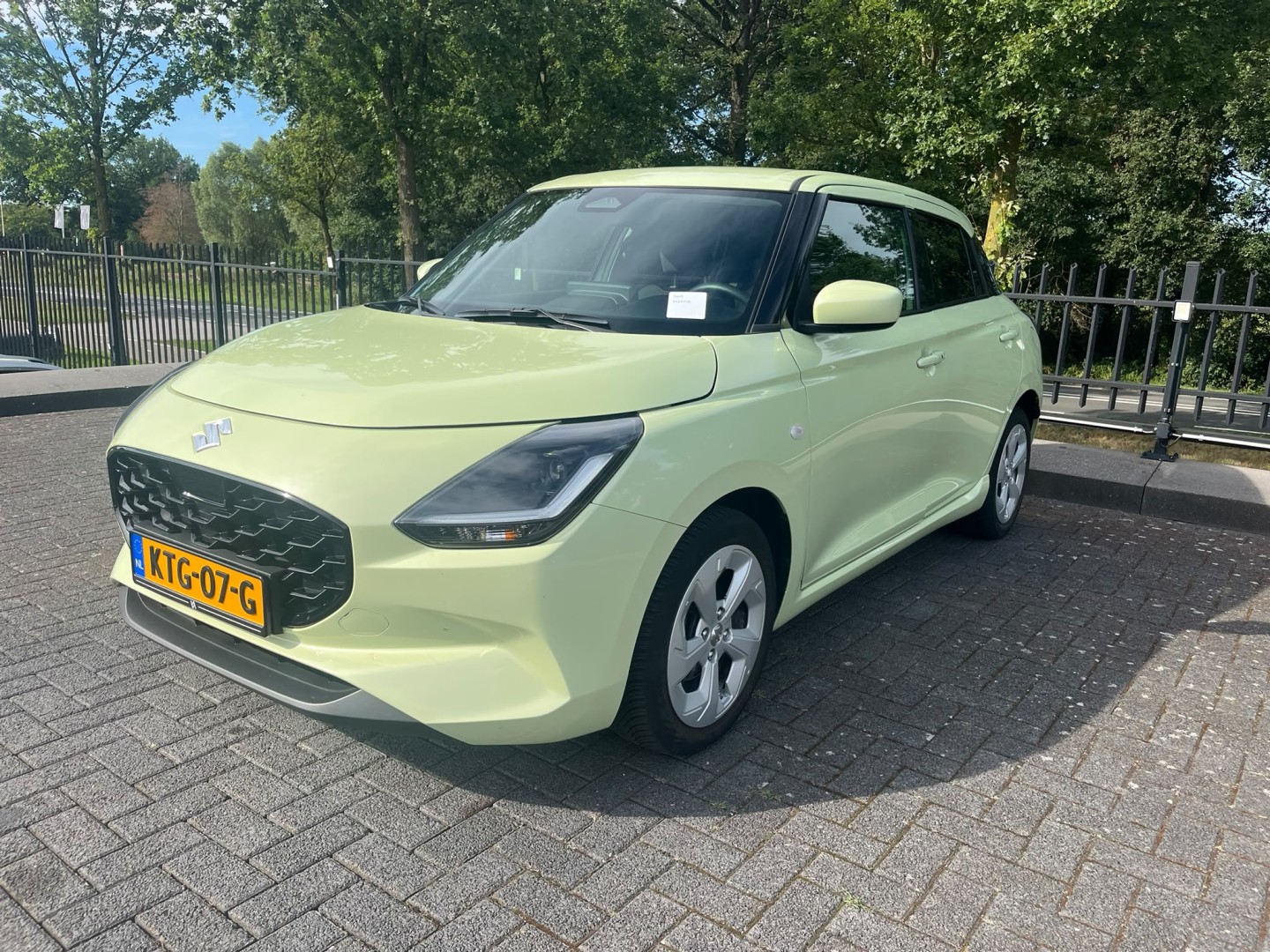 Suzuki Swift 1.2 82PK | Navi | Camera | PDC | Stoelverw. | ACC | 4Seasons | Carplay 2025 - voorkant