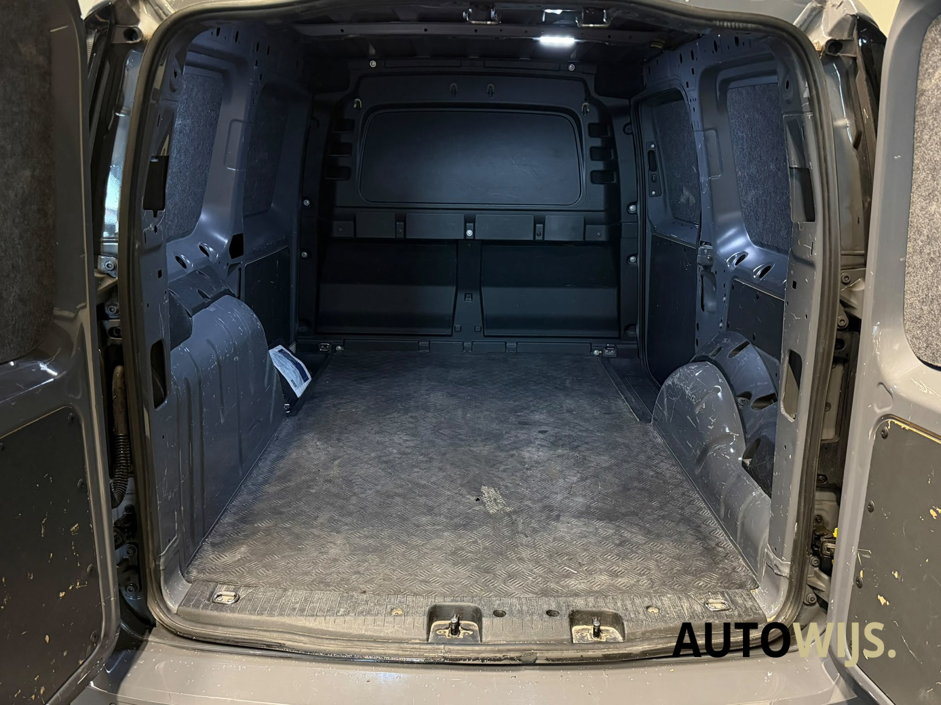 Foto van Volkswagen Caddy Modified Partition Wall