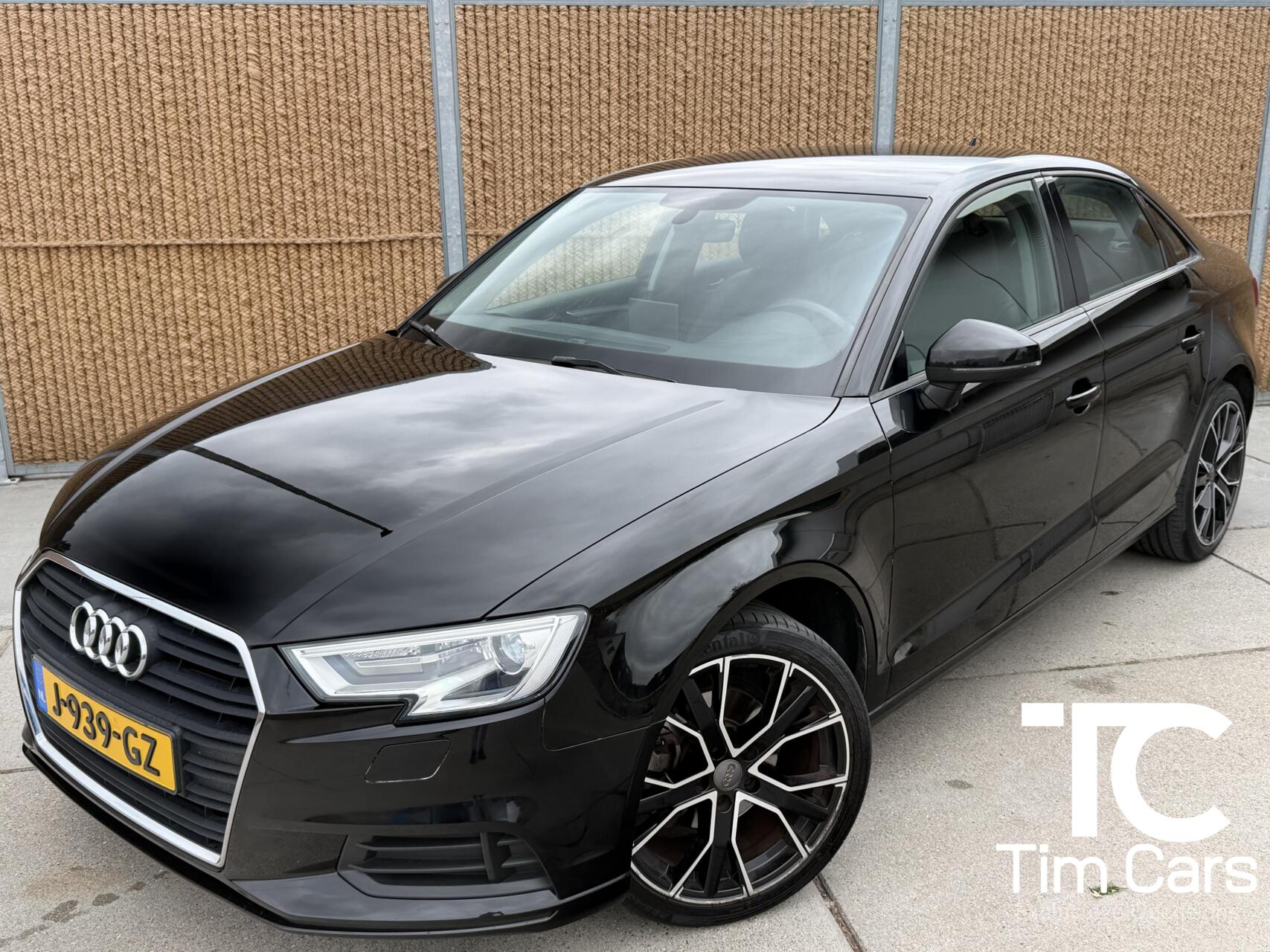 Audi A3 Limousine 30 TFSI Pro Line Lederen bekleding | Stoelverwarming | 18 inch lichtmetalen velgen | Bi-xenon verlichting | Airconditioning | Cruise control | Navigatiesysteem | Parkeersensoren achter 2020 - voorkant