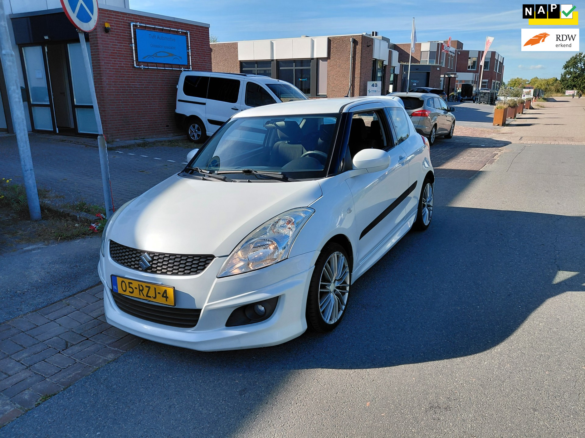 Suzuki Swift 1.2 Exclusive EASSS Sport uitvoering Rijd perfect 2011 - voorkant