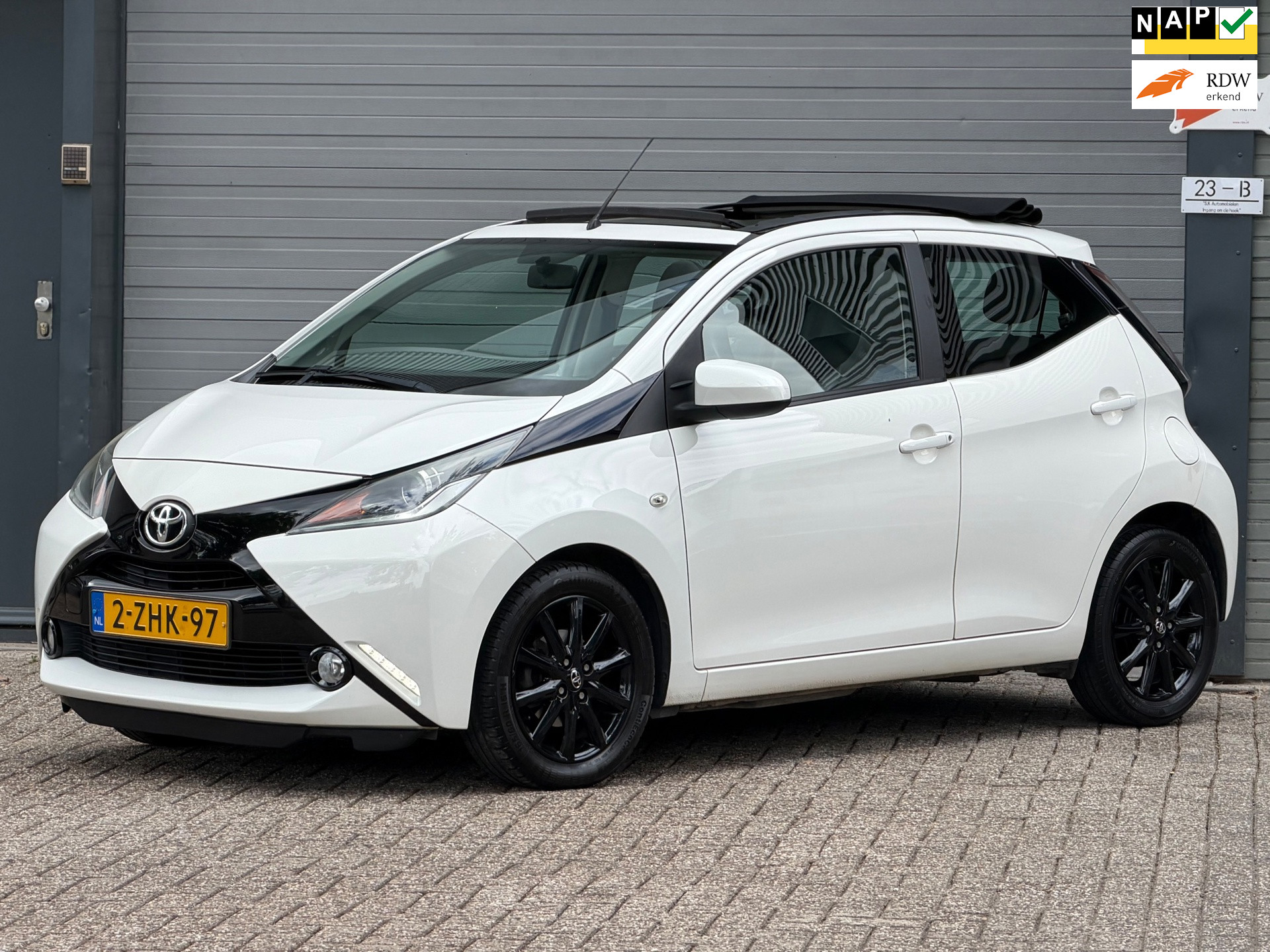 Toyota Toyota Aygo 1.0 VVT-i x-wave | Achteruitrijcamera | Airco | Elektrisch vouwdak 2015 - voorkant