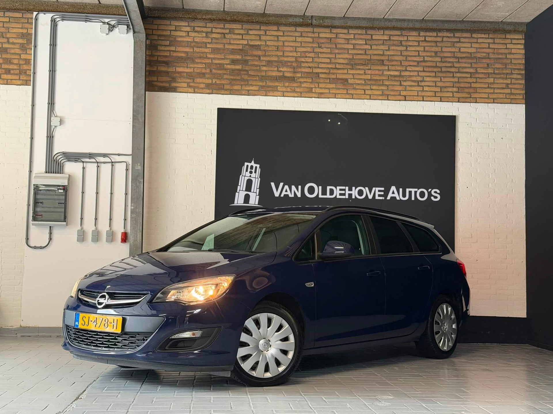 Opel Astra Sports Tourer 1.4 Turbo Sport + 2014 - voorkant
