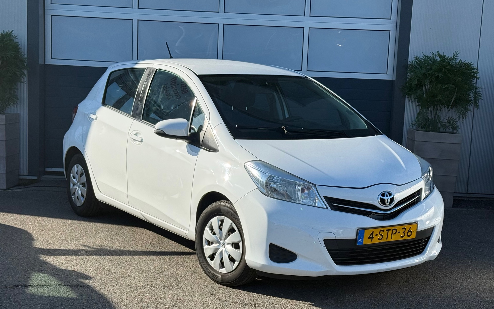 Toyota Toyota Yaris 1.0 VVT-i Now / APK / AIRCO / Inruill mog. 2013 - voorkant