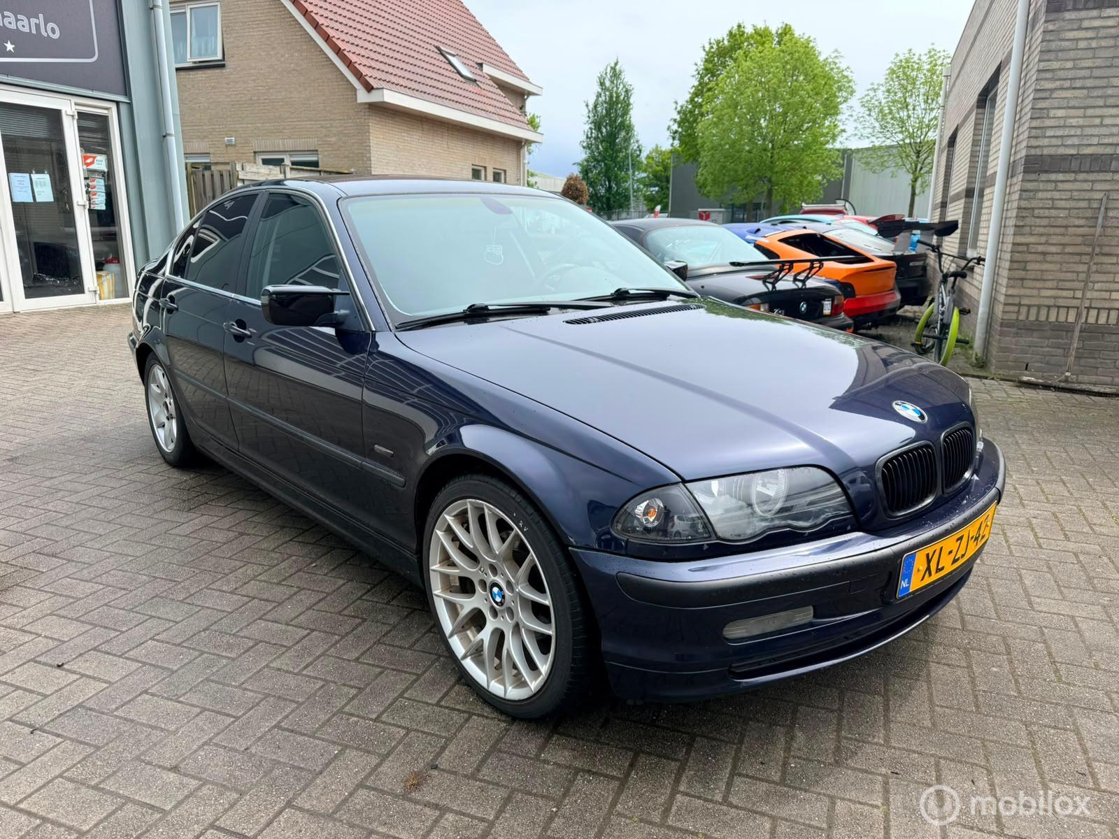 BMW 3er Reihe 323i Executive 1999 - voorkant