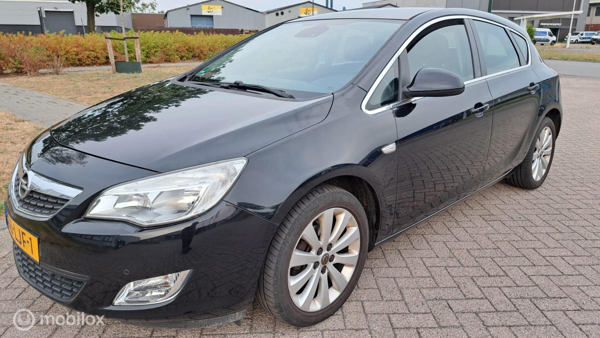Opel Astra 1.6 Cosmo 2010 - voorkant
